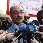El presidente de Aragón, Javier Lambán, hace declaraciones a su llegada a la reunión extraordinaria del Comité Federal del PSOE