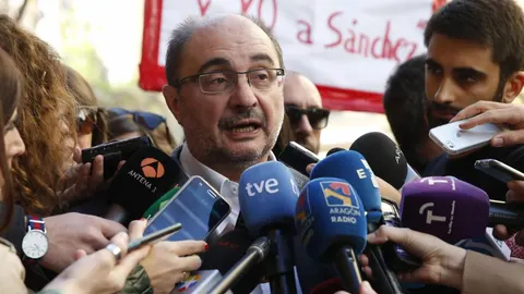 El presidente de Aragón, Javier Lambán, hace declaraciones a su llegada a la reunión extraordinaria del Comité Federal del PSOE