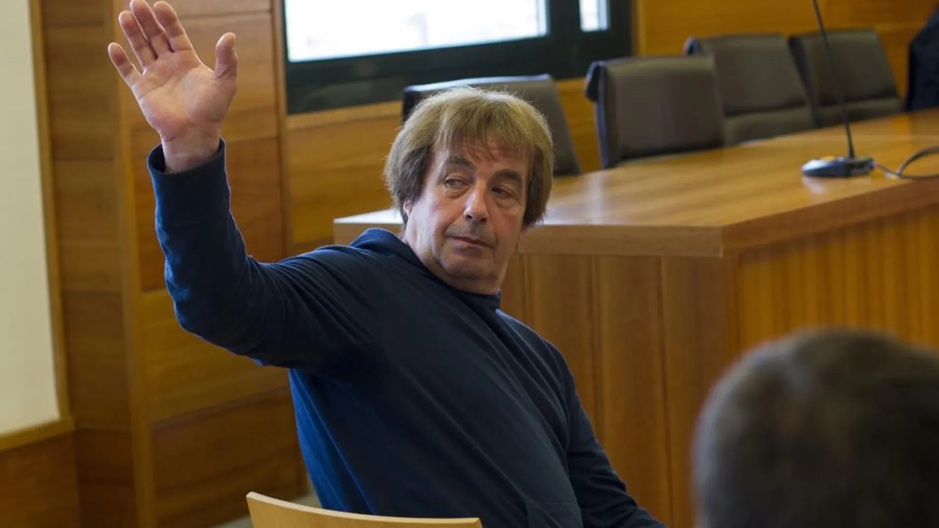 El atracador conocido como "el Solitario", Jaime Jimenez Arbe, saluda al inicio del juicio que se sigue contra él en la Audiencia de Castellón