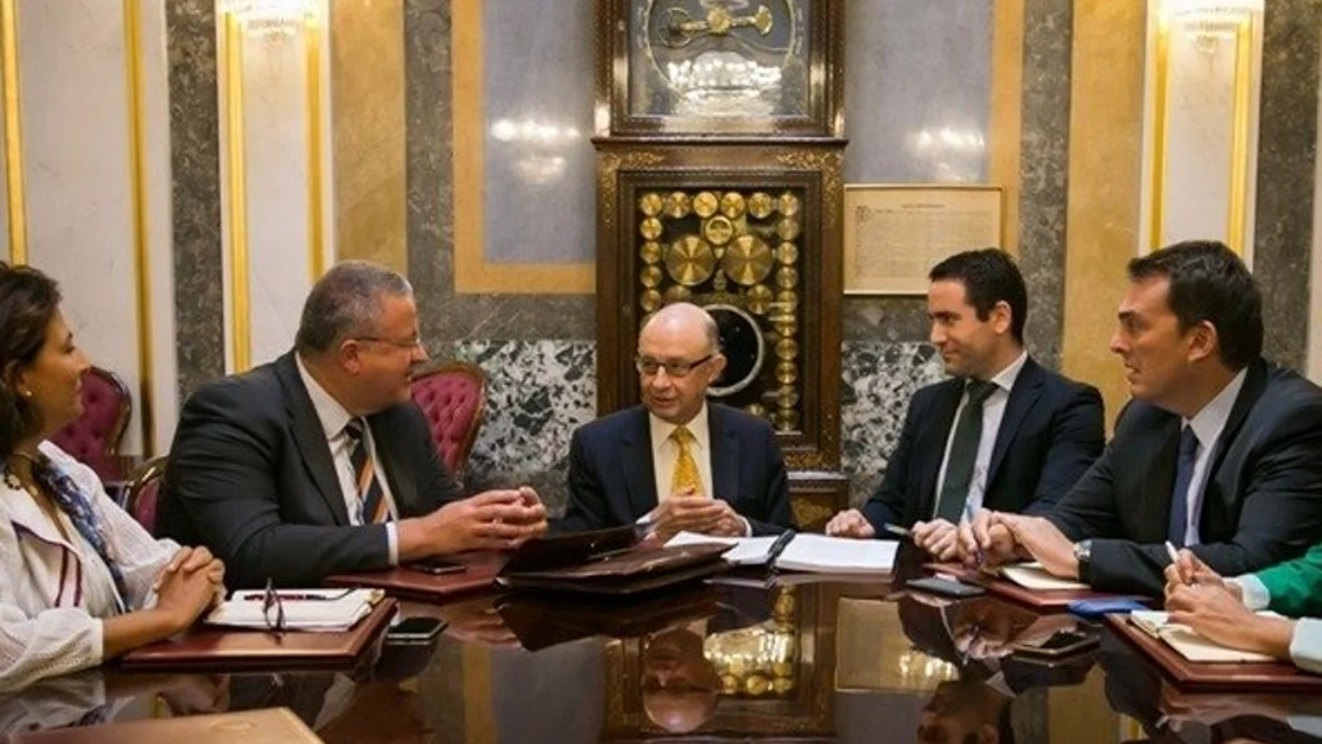 El ministro de Hacienda, Cristóbal Montoro, ayer con los diputados nacionales del PP como Teodoro García (dcha.)