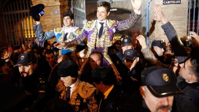 Los diestros El Juli y López Simón salen a hombros entre la multitud del coso de la calle Xátiva de Valencia