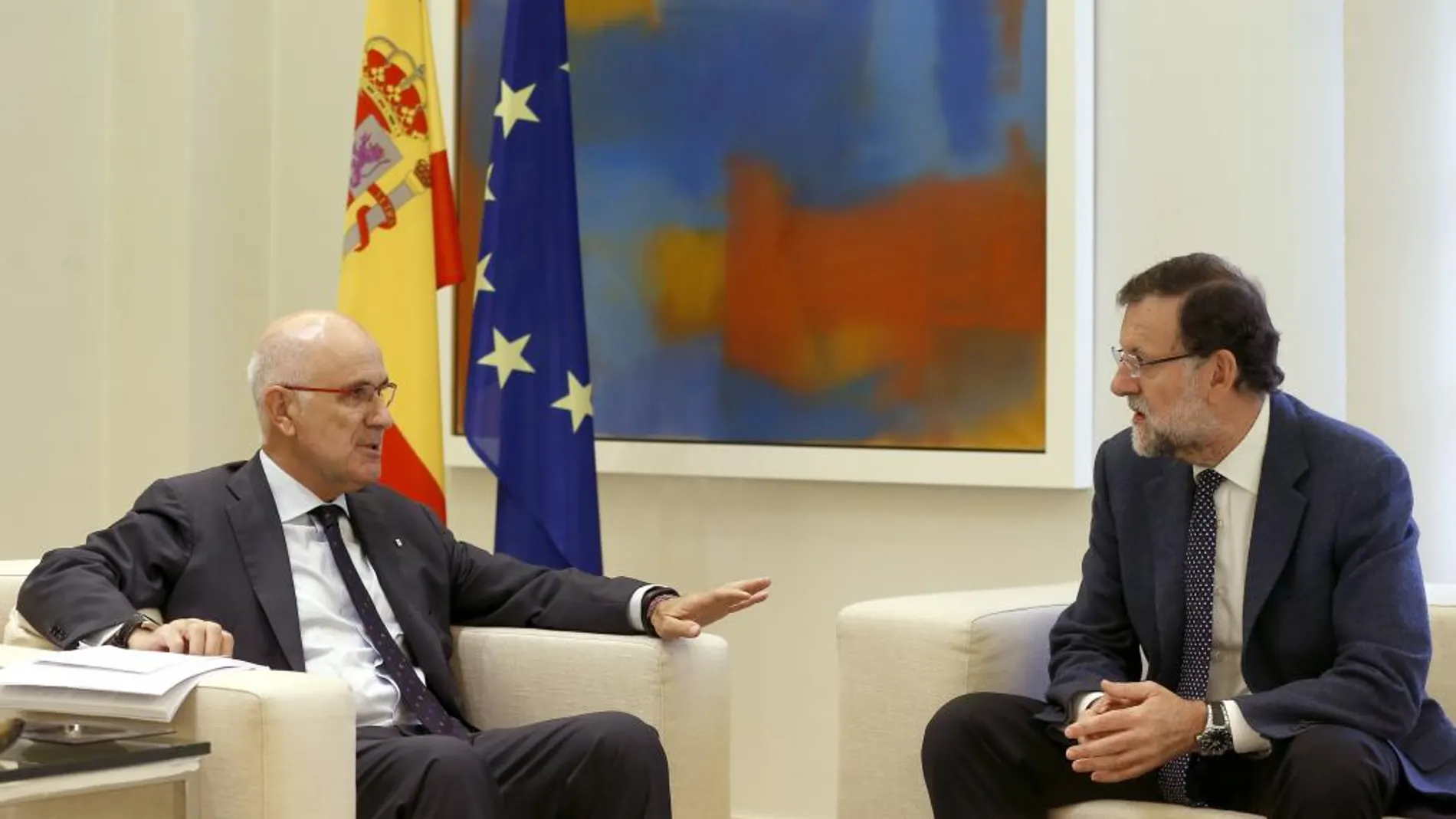 El presidente del Gobierno, Mariano Rajoy, (dch), ha recibido hoy en el Palacio de la Moncloa al líder de Uniò, Josep Antoni Duran Lleida