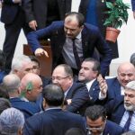 Diputados turcos se enfrentan a puñetazos, el pasado jueves, durante el debate de una reforma constitucional que otorga más poderes a Erdogan