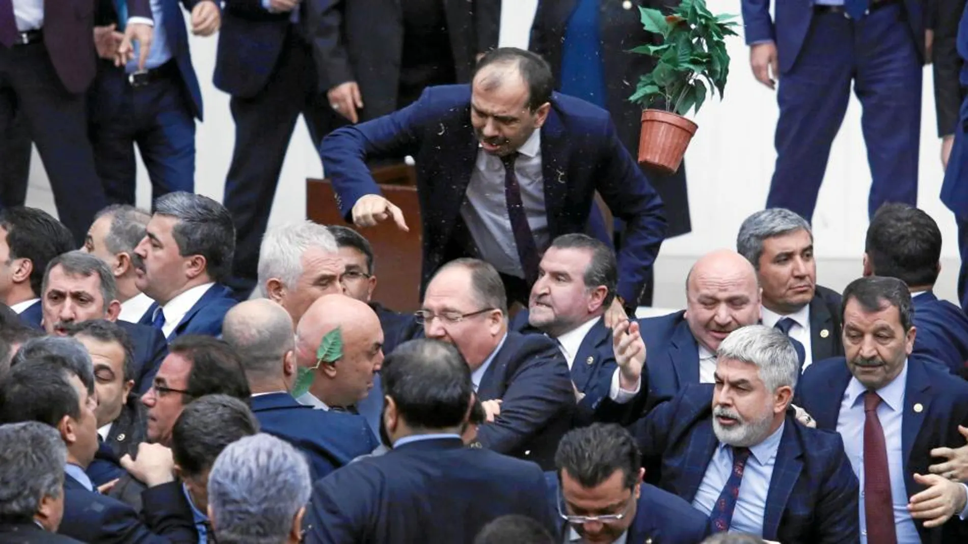 Diputados turcos se enfrentan a puñetazos, el pasado jueves, durante el debate de una reforma constitucional que otorga más poderes a Erdogan