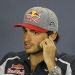 El piloto español de Fórmula Uno, Carlos Sainz, de la escudería Toro Rosso, habla en una rueda de prensa en el circuito urbano de Bakú