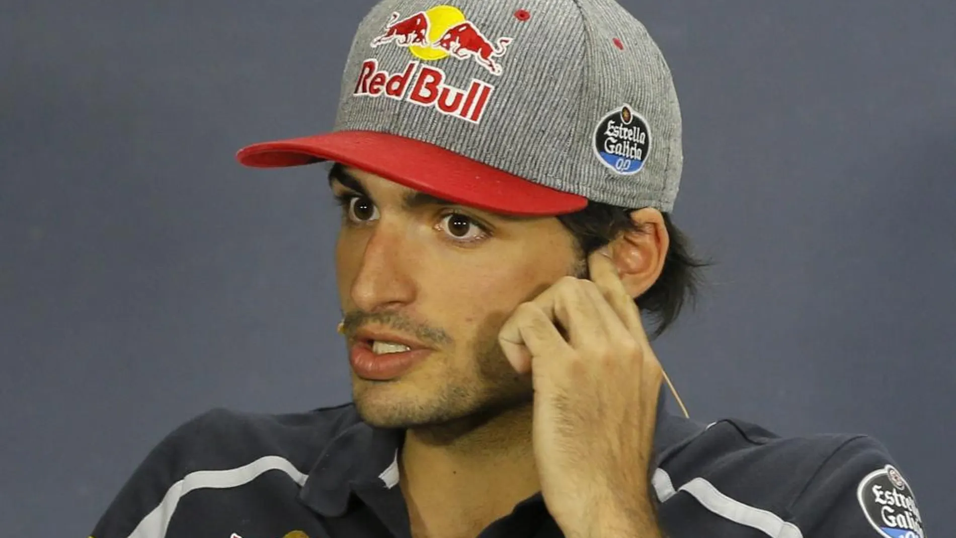 El piloto español de Fórmula Uno, Carlos Sainz, de la escudería Toro Rosso, habla en una rueda de prensa en el circuito urbano de Bakú