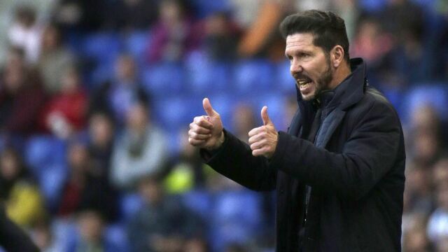 El entrenador del Atlético de Madrid, el argentino Diego Simeone, da instrucciones a sus jugadores durante el partido