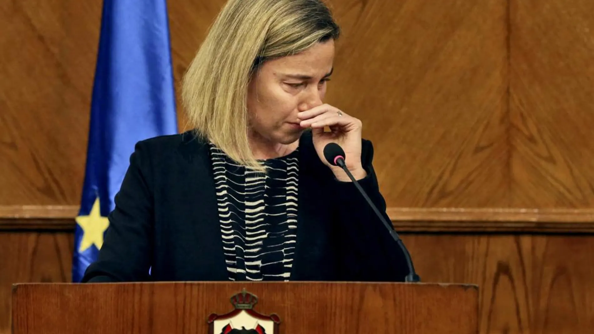 La alta representante de la Unión Europea, Federica Mogherini, no pudo contener las lágrimas al hablar de los atentados