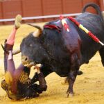 Niño de Leganés, cogido por el quinto toro de Garcigrande tras un par de banderillas