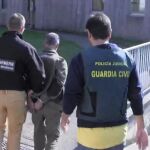 El detenido es conducido a dependencias judiciales.