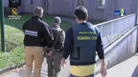 El detenido es conducido a dependencias judiciales.
