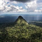 Fotografía sin fecha cedida por El Taller.pe de una vista aérea del cerro en forma de cono mas representativo de la Sierra del Divisor