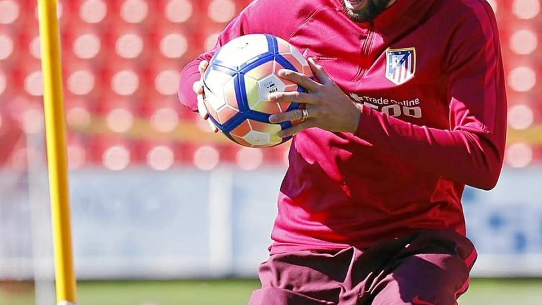 Yannick Carrasco, durante el entrenamiento de ayer