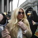 Kesha abandona la Corte Suprema en Nueva York