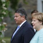Merkel y el vicecanciller, Sigmar Gabriel, en el Palacio de Meseberg