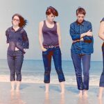 Savages lo forman Jehnny Beth, Gemma Thompson, Ayse Hassan y Fay Milton, retratadas en una estampa playera que no es su hábitat natural