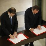 Esparza y Rajoy firmando hoy en el Congreso