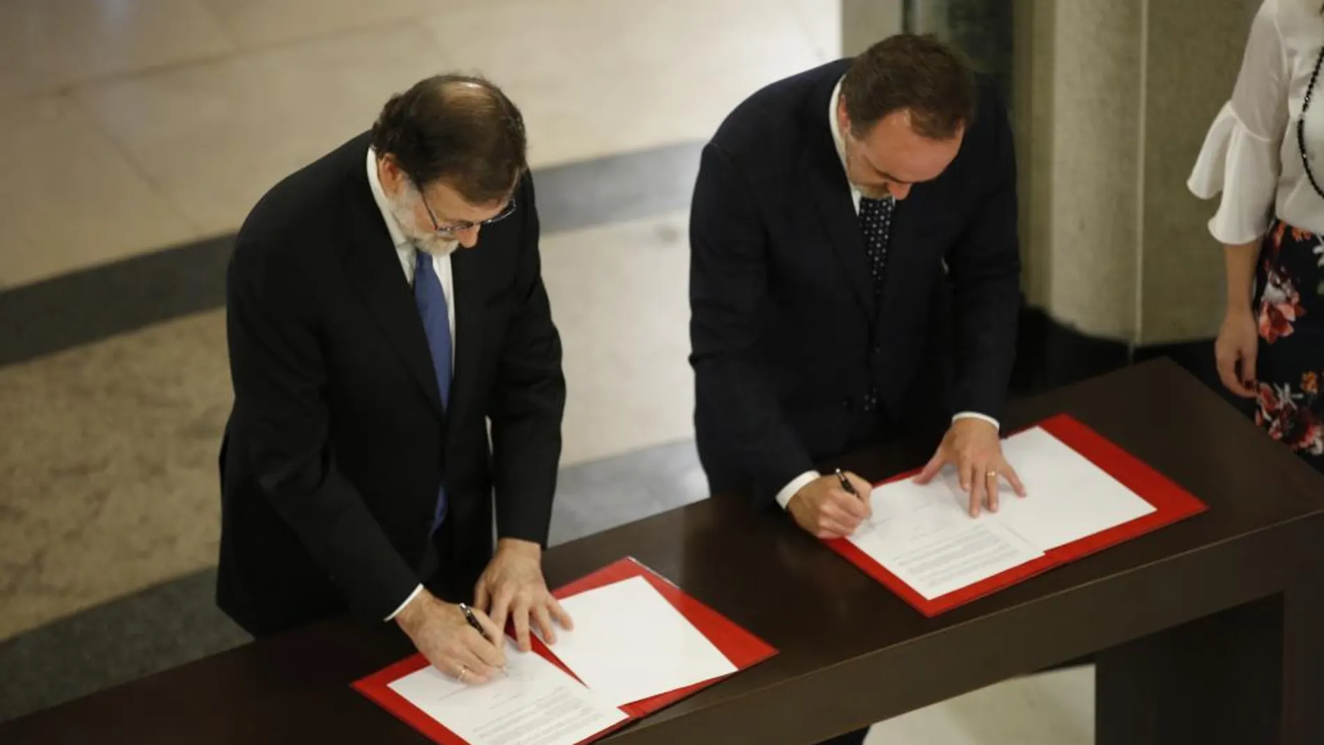 Esparza y Rajoy firmando hoy en el Congreso