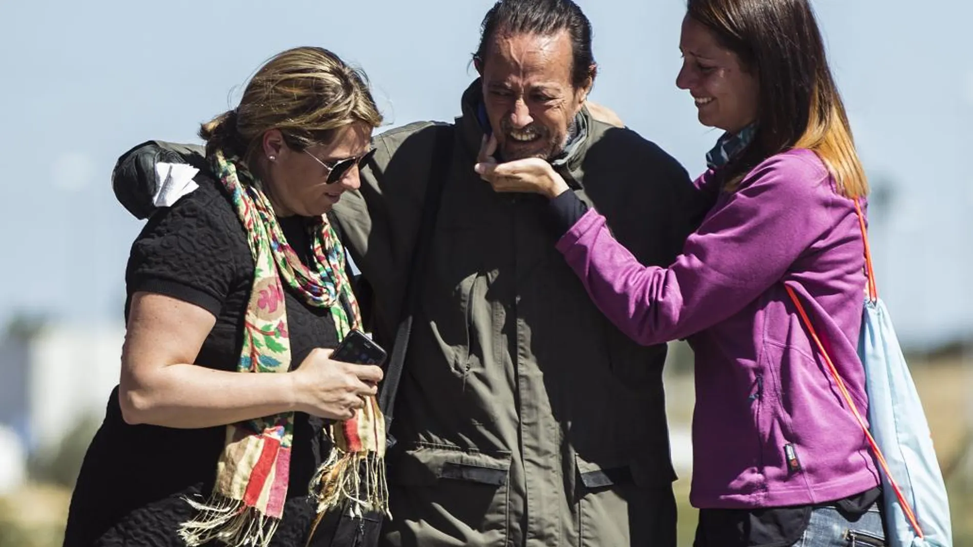 Julián Muñoz se abraza a sus hijas, Eloisa y Elia, a la salida hoy de la prisión provincial de Alhaurín de la Torre