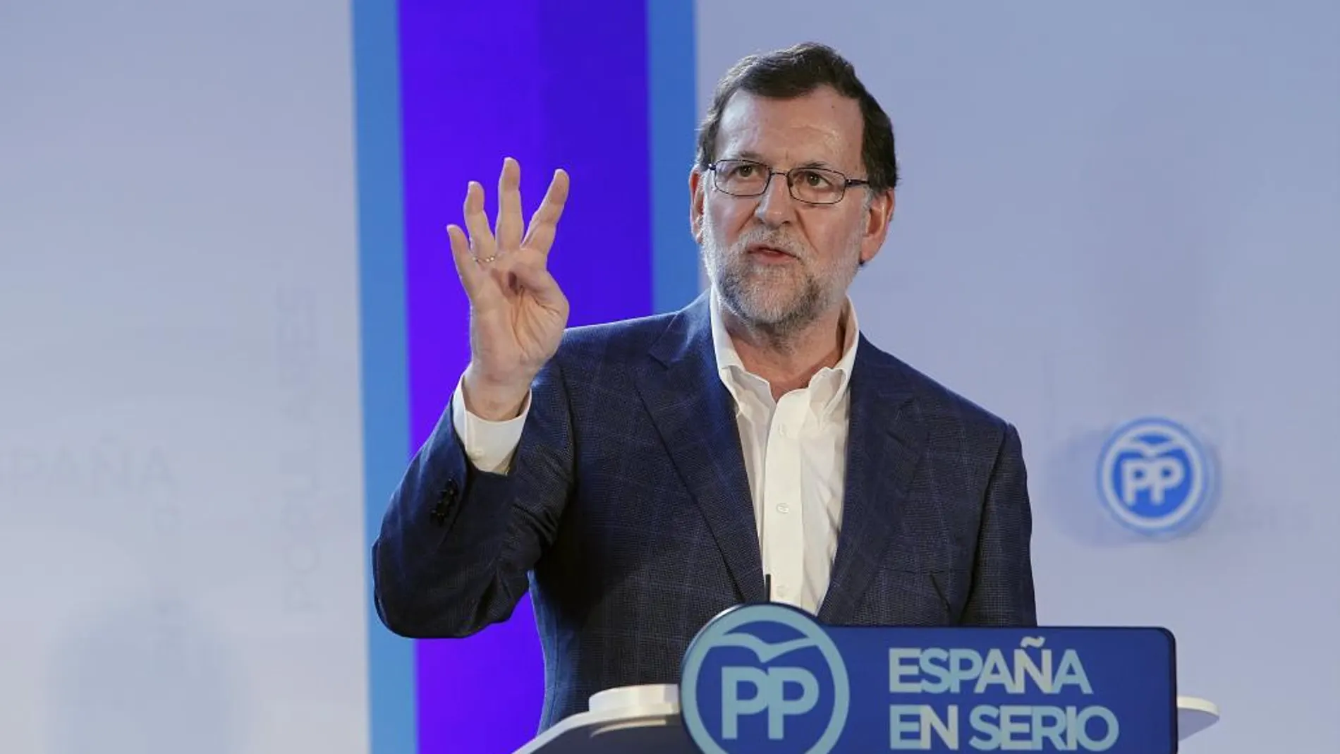 El jefe del Ejecutivo en funciones y presidente del PP, Mariano Rajoy, interviene en la clausura de la convención que ha organizado hoy el partido en Zaragoza