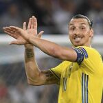 Fotografía fechada el 22 de junio de 2016 que muestra al delantero sueco Zlatan Ibrahimovic durante un partido de la fase de grupos de la Eurocopa 2016 disputado entre Suecia y Bélgica en el estadio de Niza, Francia.