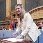 La consejera de Economía y Hacienda, Pilar del Olmo, estampa la firma en nombre de Castilla y León