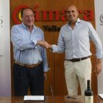 El empresario Carlos Moro de Matarromera firma un acuerdo de colaboración con Juan Cereijo, de Cervezas Mica