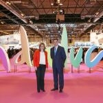 La presidenta de la Junta, Susana Díaz, y el consejero de Turismo, Javier Fernández, ayer en el stand de Andalucía