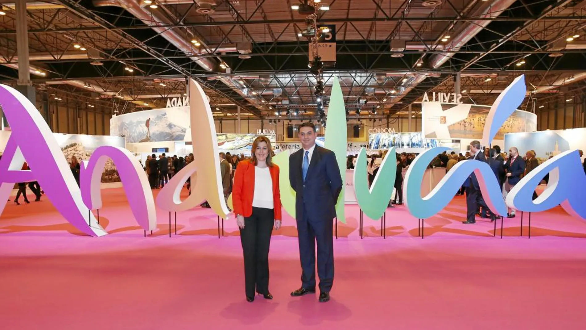 La presidenta de la Junta, Susana Díaz, y el consejero de Turismo, Javier Fernández, ayer en el stand de Andalucía
