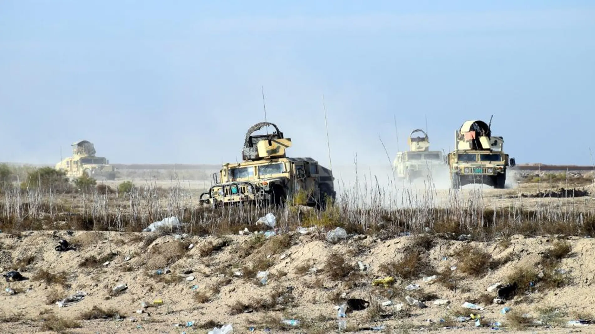 Camiones militares iraquíes avanzando en un área de la ciudad de Ramadi, Irak