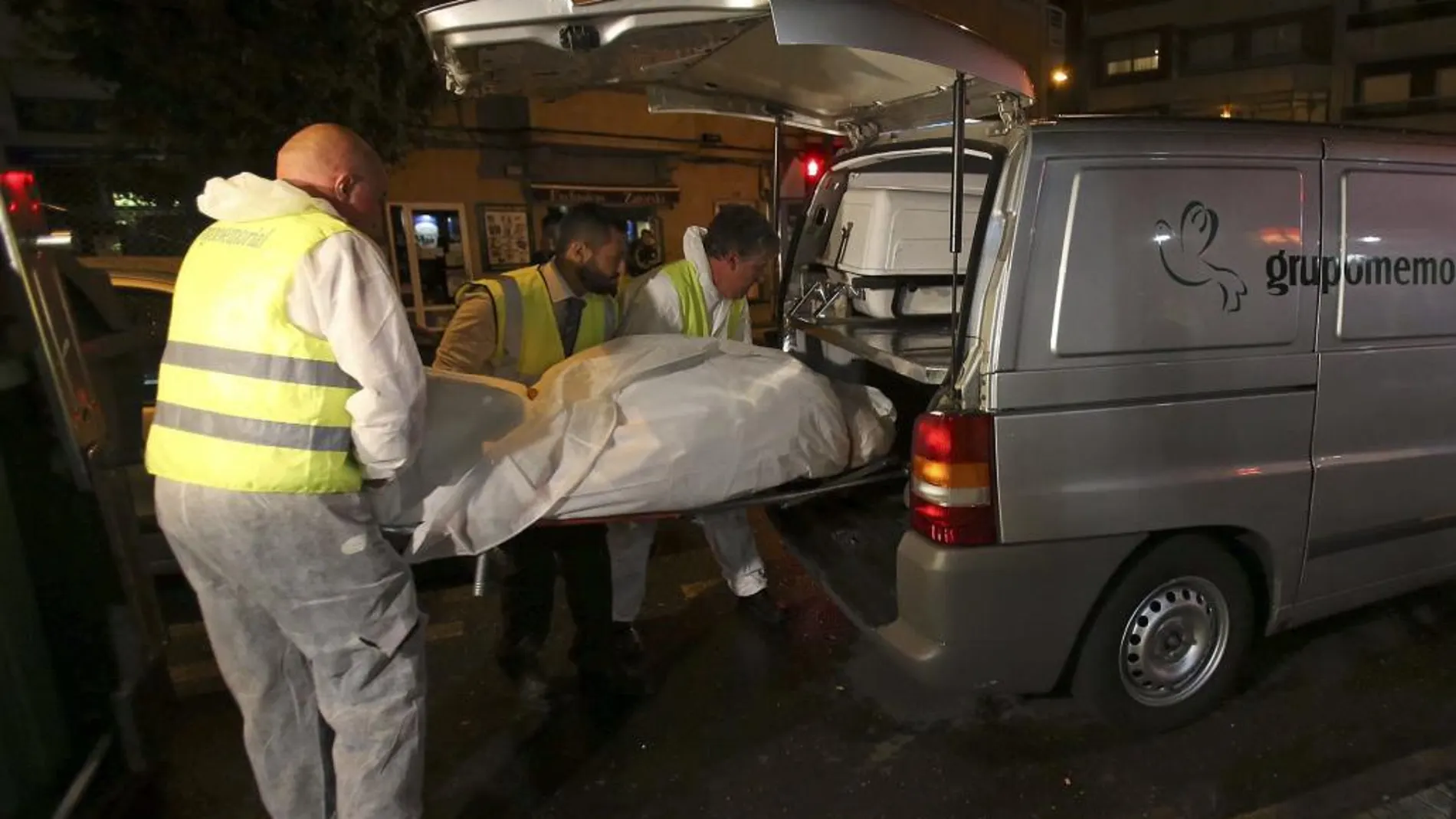 Miembros del servicio funerario de Vigo introducen en un vehículo uno de los el cadáveres de la pareja de nacionalidad portuguesa