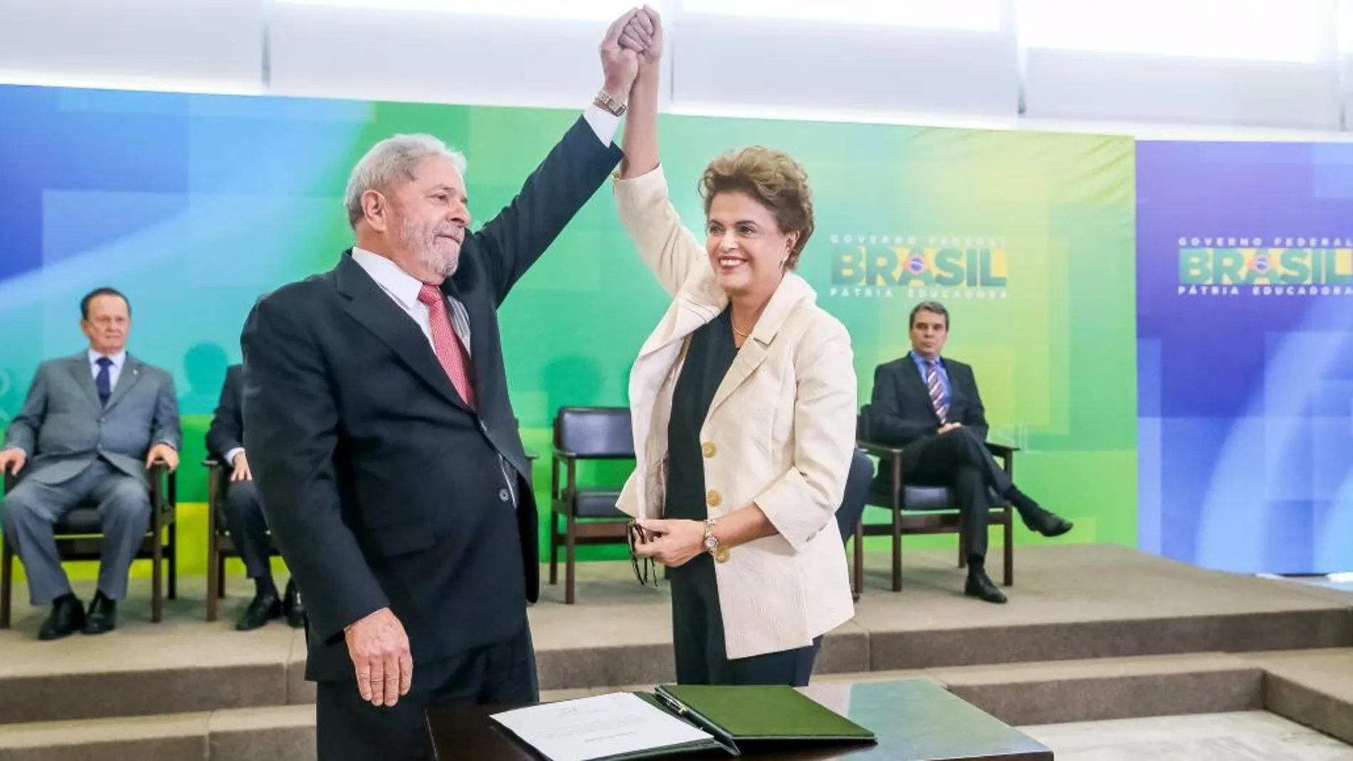 Dilma Rousseff felicita a Lula da Silva tras ta toma de juramento como nuevo ministro