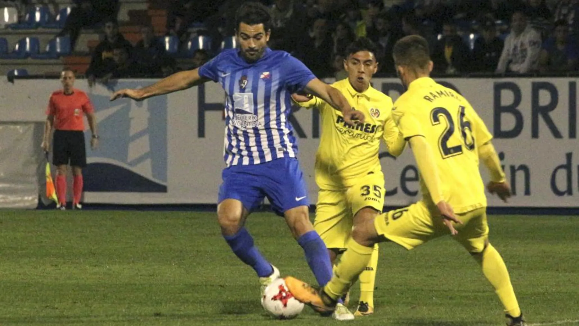Un jugador del Ponferradina luca por el balón con el centrocampista del VIllarreal Ramiro Guerra