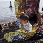 Un niño afgano de dos años tras llegar a la isla de Lesbos en Grecia