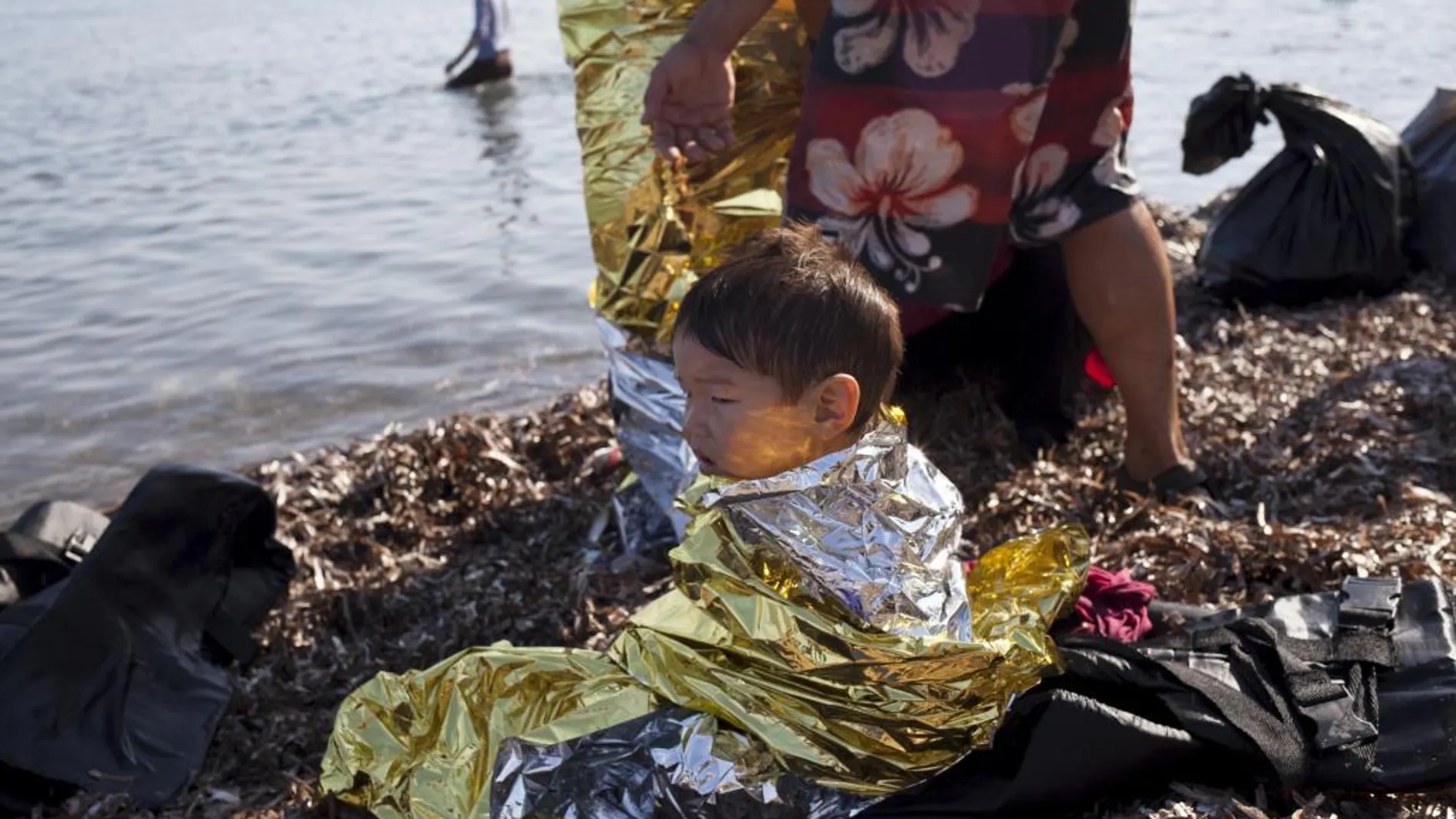 Un niño afgano de dos años tras llegar a la isla de Lesbos en Grecia