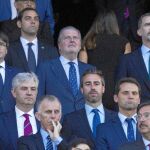 Puigdemont junto al ministro de Cultura, Méndez de Vigo, y Felipe VI, ayer, en el Palco del Calderón donde se jugó la final de la Copa del Rey