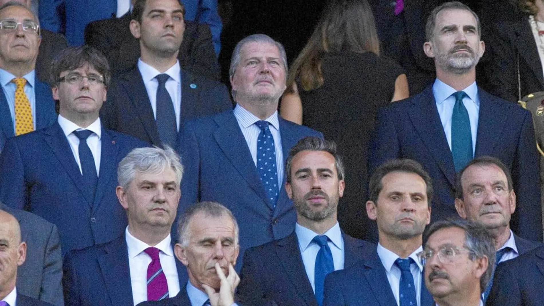 Puigdemont junto al ministro de Cultura, Méndez de Vigo, y Felipe VI, ayer, en el Palco del Calderón donde se jugó la final de la Copa del Rey