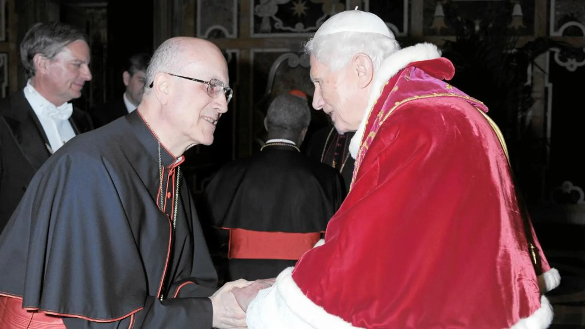 Benedicto XVI saluda afectivamente al cardenal Bertone en el acto de despedida que se celebró ayer con los purpurados de la Curia en la sala Clementina del Vaticano. Allí, Ratzinger se despidió uno a uno de todos los cardenales