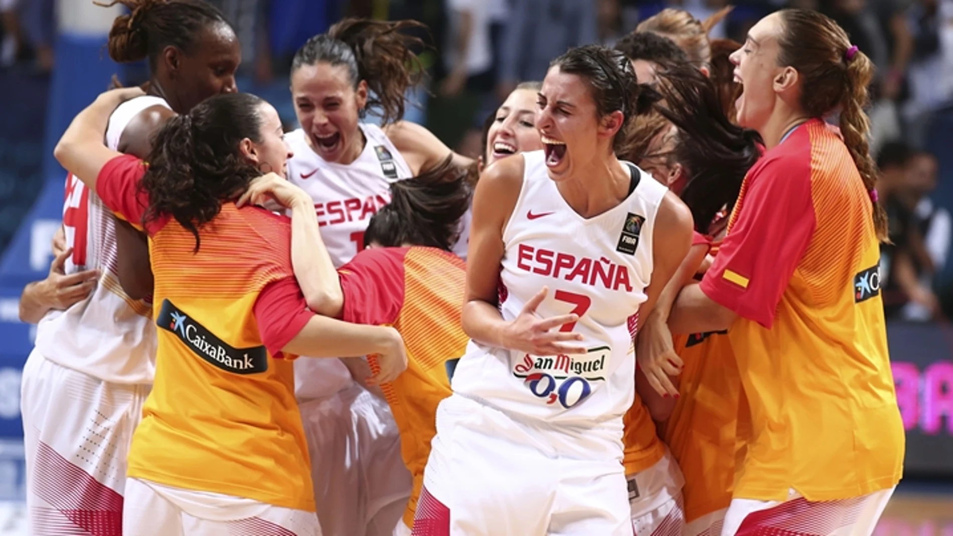 Las jugadores de la selección española femenino celebran una victoria