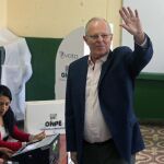 El candidato presidencial Pedro Pablo Kuczynski (PPK), vota en un colegio del distrito de San Isidro en la ciudad de Lima