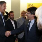 Carles Puigdemont, saluda al ex alcalde y líder del PPC, Xavier Albiol, durante una visita hoy al Ayuntamiento de Badalona