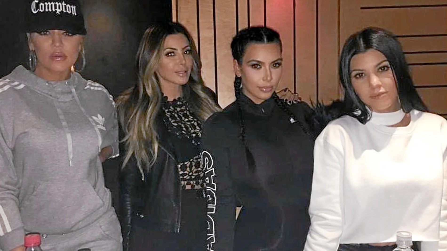 De izquierda a derecha, Khloé, Larsa, Kim y Kourtney Kardashian, que se han vuelto inseparables