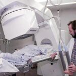 Un paciente se somete a radioterapia de un Hospital de la Comunidad para curar la enfermedad