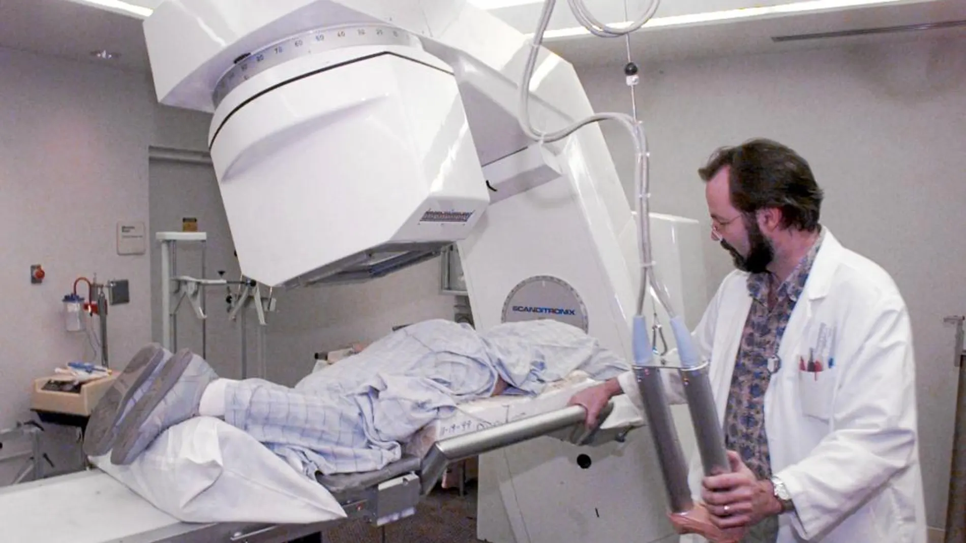 Un paciente se somete a radioterapia de un Hospital de la Comunidad para curar la enfermedad