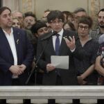 Carles Puigdemont junto a Oriol Junqueras y Carme Forcadell junto a algunos de los exconsejeros de la Generalitat. EFE/ Andreu Dalmau
