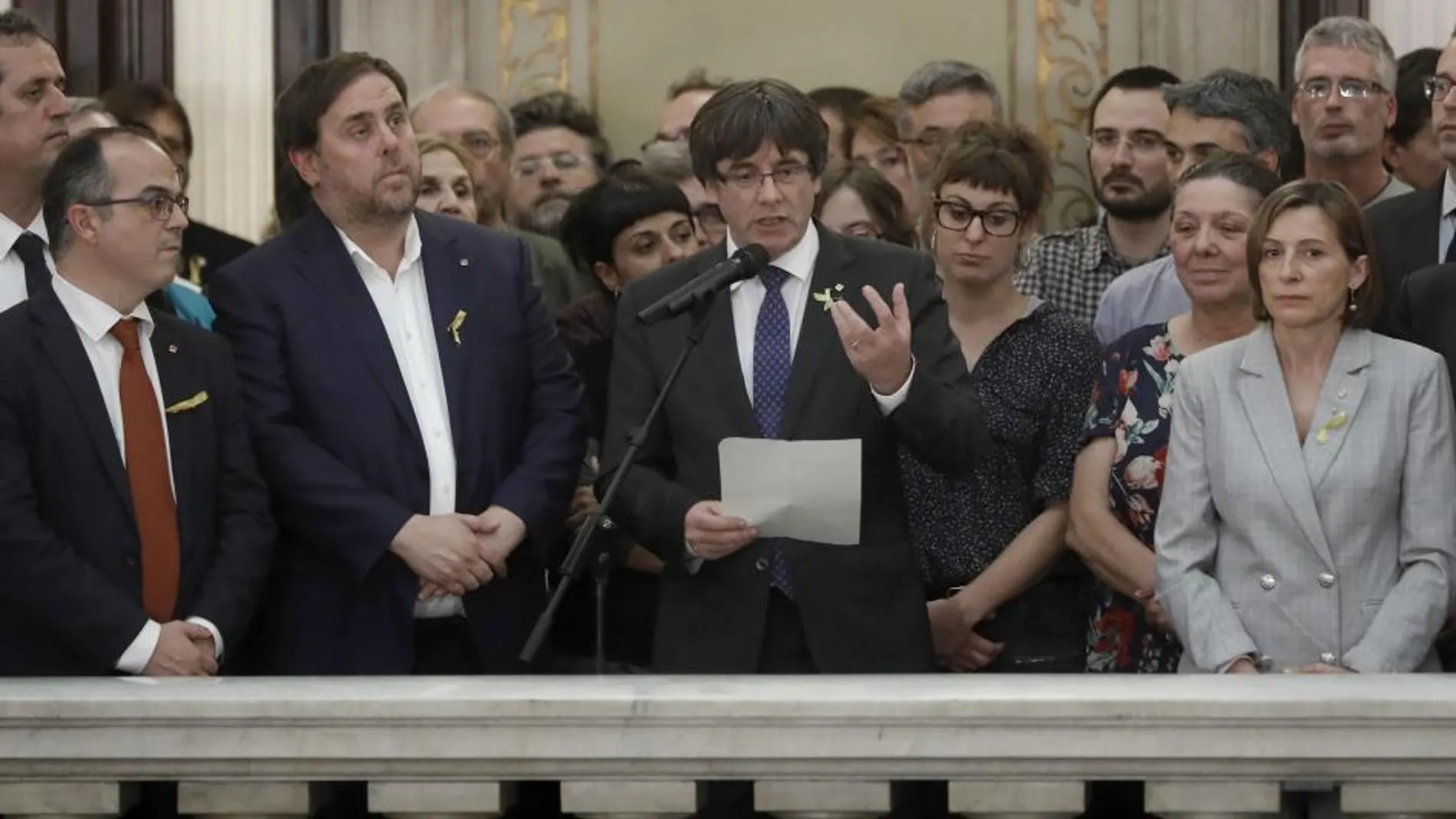 Carles Puigdemont junto a Oriol Junqueras y Carme Forcadell junto a algunos de los exconsejeros de la Generalitat. EFE/ Andreu Dalmau