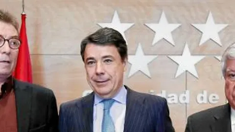 Ignacio González y Ana Isabel Mariño junto a los líderes de los sindicatos UGT y CC OO y la patronal CEIM