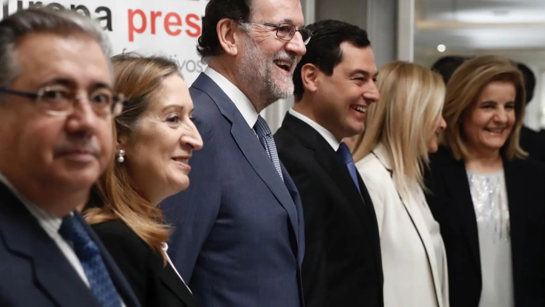 El presidente del Gobierno, Mariano Rajoy (3i), junto al presidente del PP andaluz, Juanma Moreno (3d); el ministro del Interior, Juan Ignacio Zoido (i); la presidenta del Congreso, Ana Pastor (2i); la presidenta de la Comunidad de Madrid, Cristina Cifuentes (2d), y la ministra de Empleo y Seguridad Social, Fátima Báñez (d).