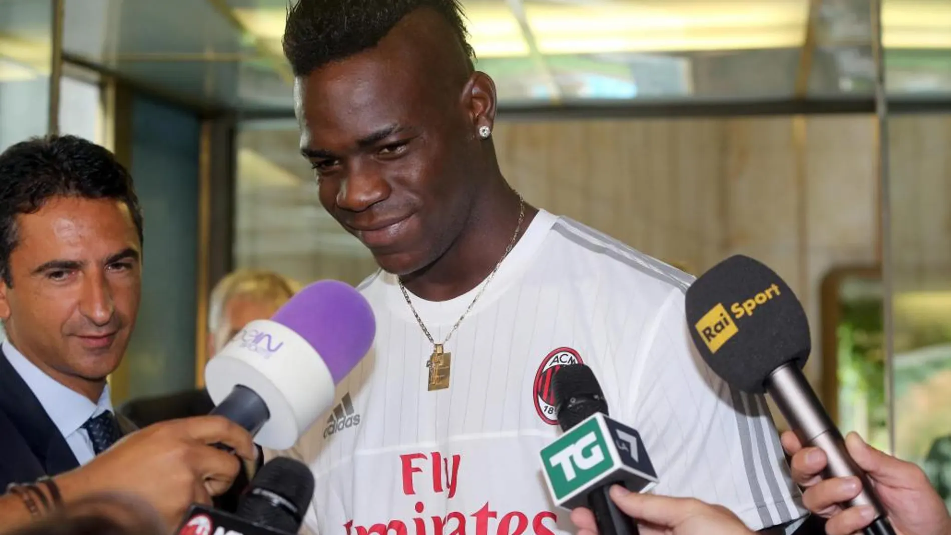 El delantero italiano Mario Balotelli, se dirige a los medios tras someterse a un reconocimiento médico en un hospital en Milán