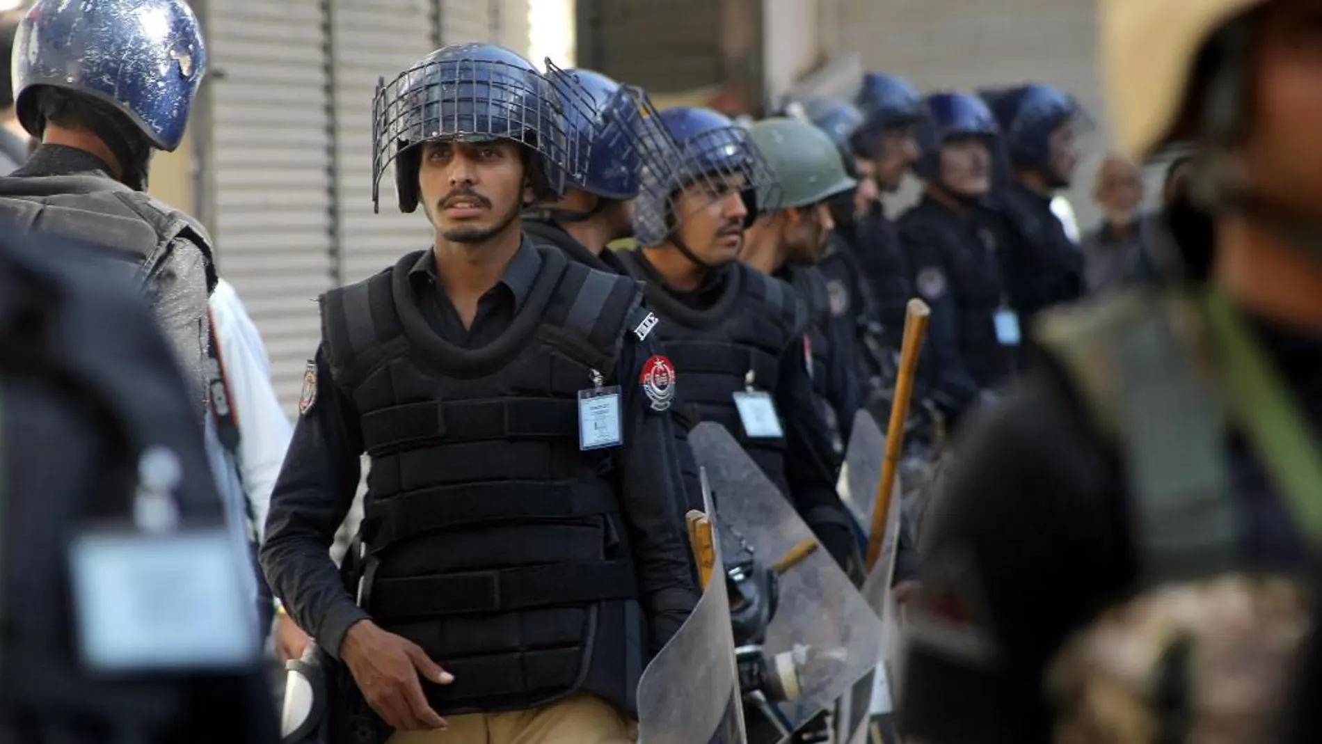 Oficiales de policía pakistaníes en Peshawar, custodiando la procesión chií de Muharram